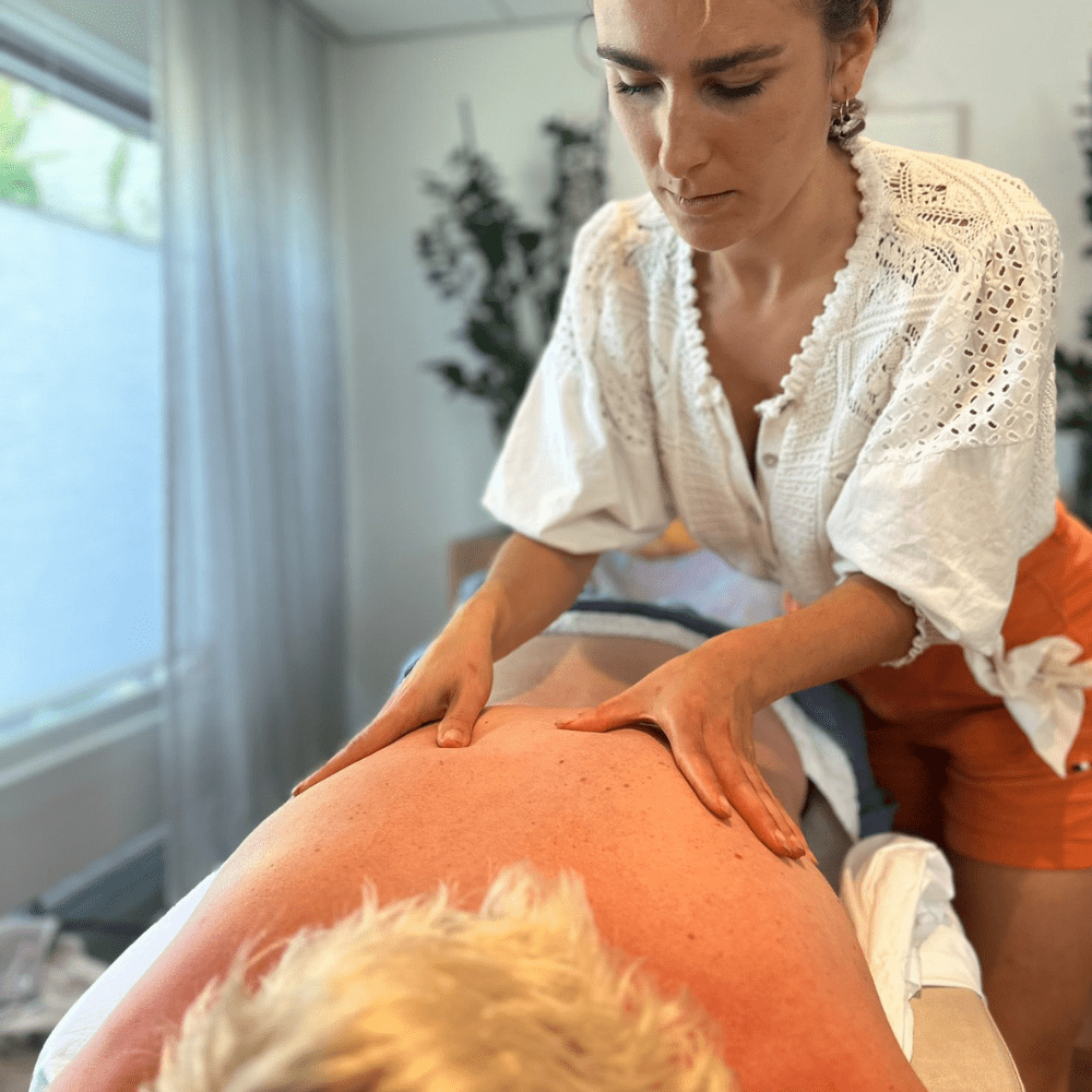 Meredith voert aroma touch massage uit